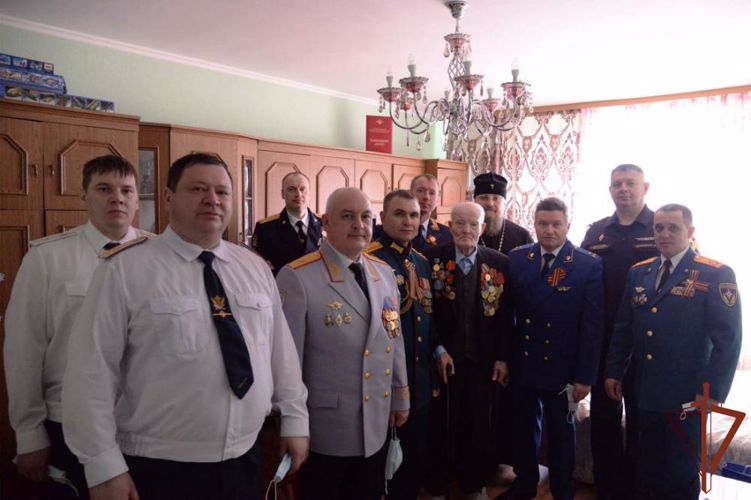 Росгвардейцы в Салехарде поздравили с Днем Победы ветерана Великой Отечественной войны Николая Шакурова (видео)