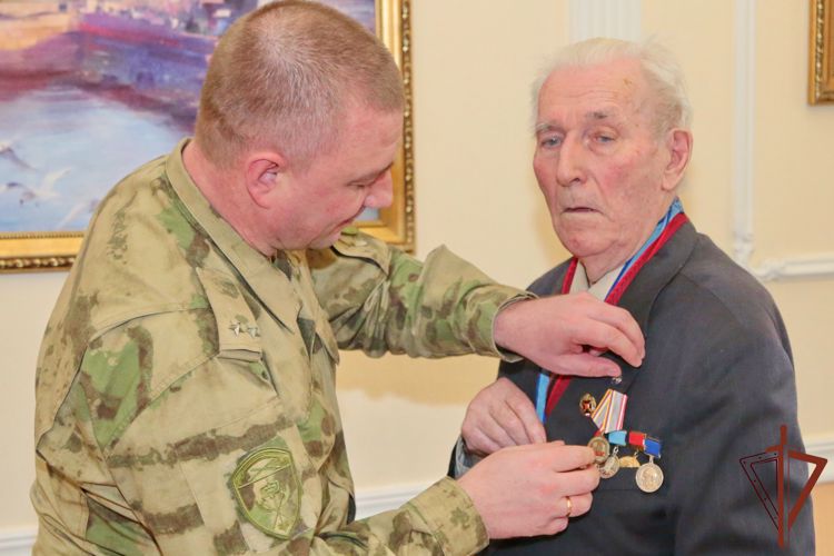 Росгвардейцы поздравили ветерана ведомства с 90-летним юбилеем 