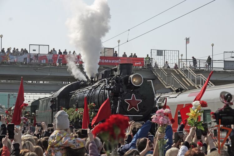 Росгвардейцы встретили поезд-музей «Эшелон Победы» в столице Сибири 