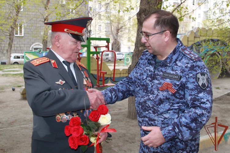 Начальник Управления вневедомственной охраны Росгвардии по Новосибирской области поздравил с Днем Победы тружеников тыла
