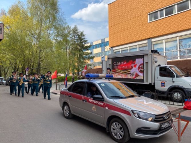 Военнослужащие и сотрудники Центрального округа поздравляют ветеранов Великой Отечественной войны персональными парадами