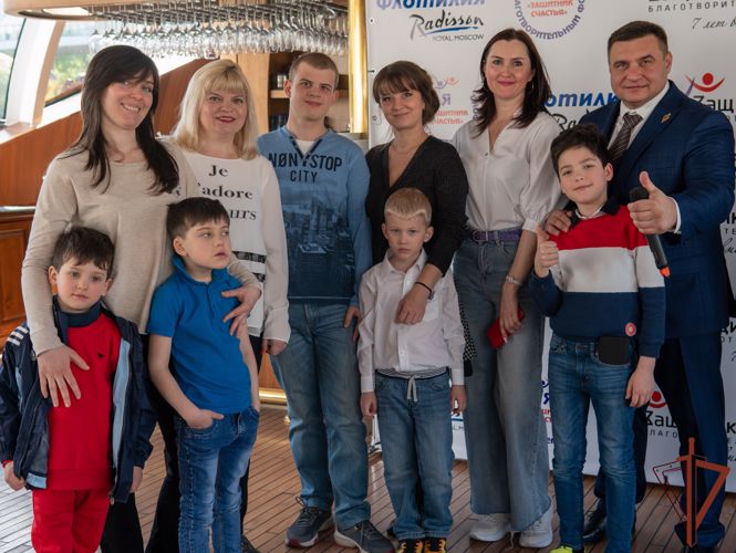 Члены семей военнослужащих и сотрудников Росгвардии побывали на благотворительной экскурсии по Москве-реке