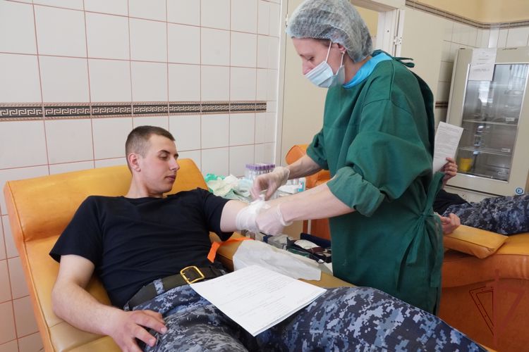 Росгвардейцы сдали 50 литров крови для пациентов петербургских больниц