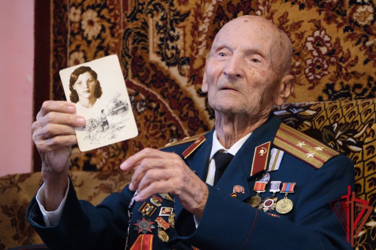В Хабаровске Росгвардия провела акцию «Парад идет к ветерану»