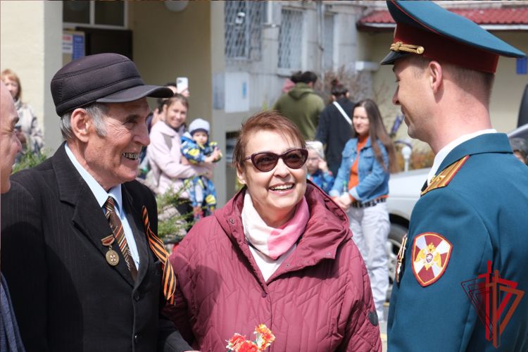 В Хабаровске Росгвардия провела акцию «Парад идет к ветерану»