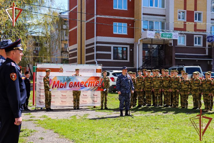 В Йошкар-Оле сотрудники и военнослужащие Росгвардии под открытым небом поздравили с Днем Победы ветерана Великой Отечественной войны
