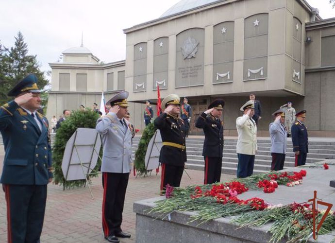 В память о погибших героях Великой Отечественной войны в Сибири росгвардейцы возложили цветы и зажгли свечи 