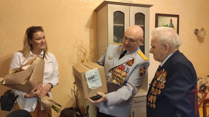Росгвардейцы в Севастополе дали старт акции «Парад у дома ветерана»