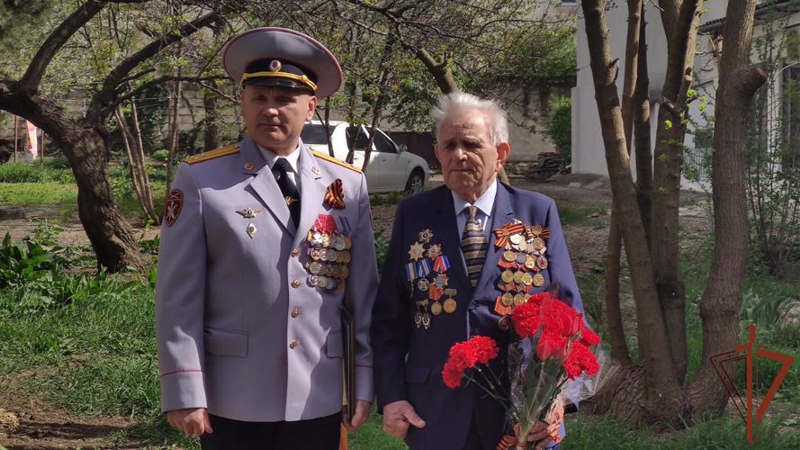 Росгвардейцы в Севастополе дали старт акции «Парад у дома ветерана»