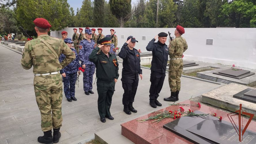 В Севастополе росгвардейцы почтили память Героя Советского Союза Степана Неустроева