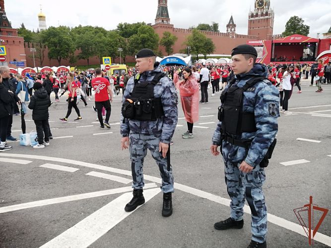 Сотрудники Росгвардии обеспечили безопасность на благотворительном забеге в Москве 