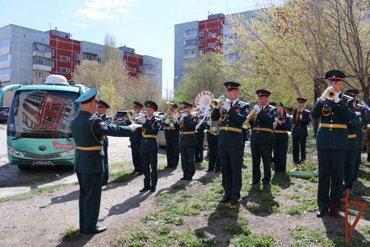 Росгвардия поздравила персональными парадами ветеранов в Тюмени и Озерске