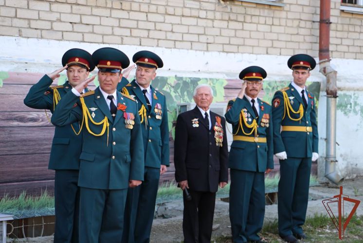 Росгвардия поздравила персональными парадами ветеранов в Тюмени и Озерске