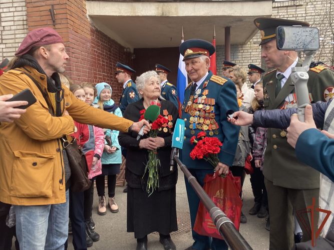 В Санкт-Петербурге росгвардейцы провели акцию «Парад идёт к ветерану»