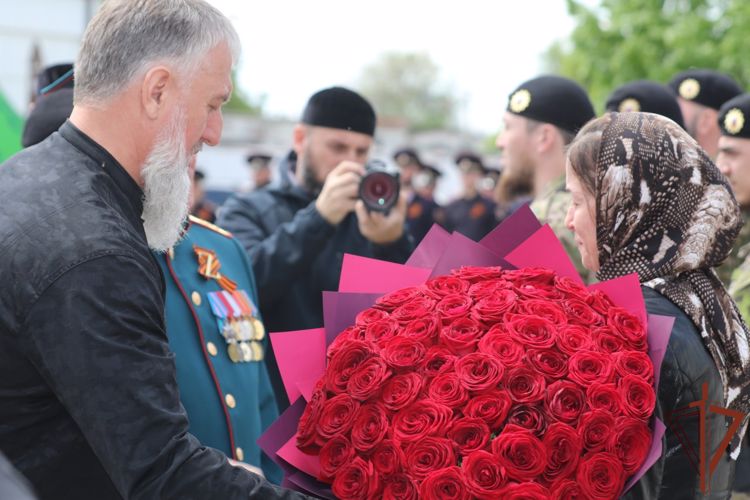Командующий Северо-Кавказским округом вручил государственные награды военнослужащим и сотрудникам Управления Росгвардии по Чеченской Республике