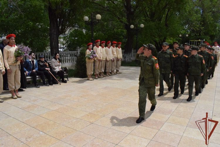 В Махачкале росгвардейцы провели персональный парад для  ветерана Великой Отечественной войны
