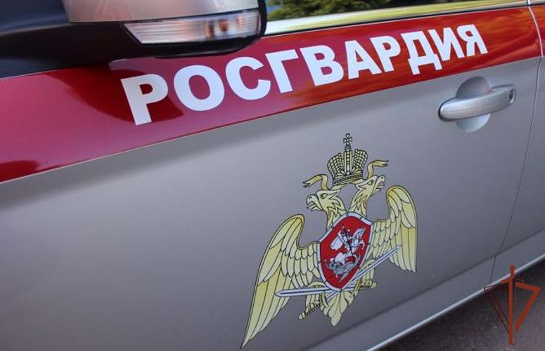 Росгвардейцы задержали в Екатеринбурге дебошира, угрожавшего своим неадекватным поведением детям