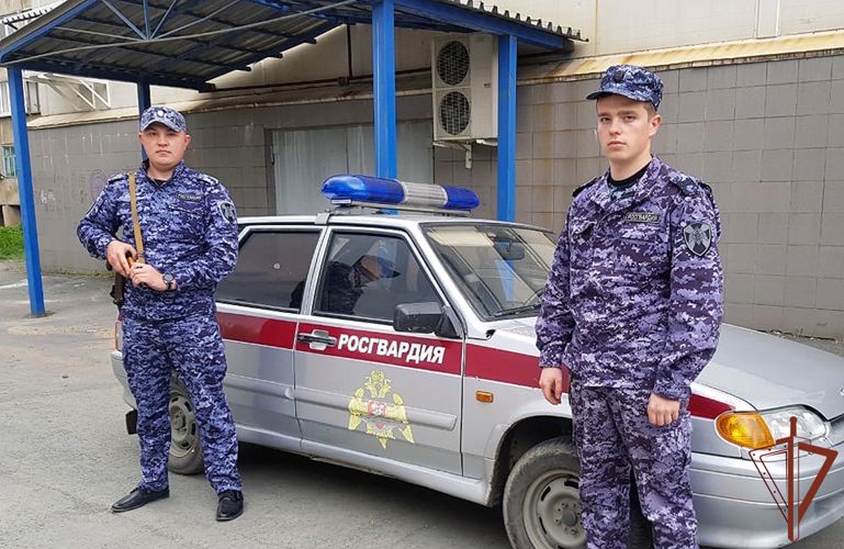 В Оренбуржье росгвардейцы помогли вернуться домой пожилой женщине 