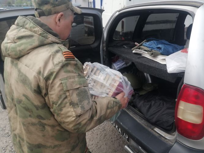 Росгвардейцы передали гуманитарную помощь беженцам из Украины и ЛДНР