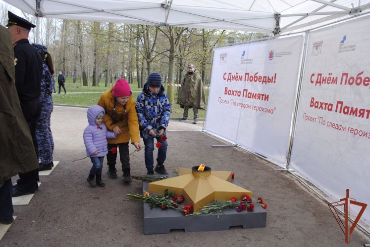 В Санкт-Петербурге сотрудники Росгвардии приняли участие в патриотической акции "Вахта Памяти" 