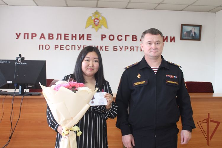 В Бурятии росгвардейцы наградили журналистов памятными медалями 