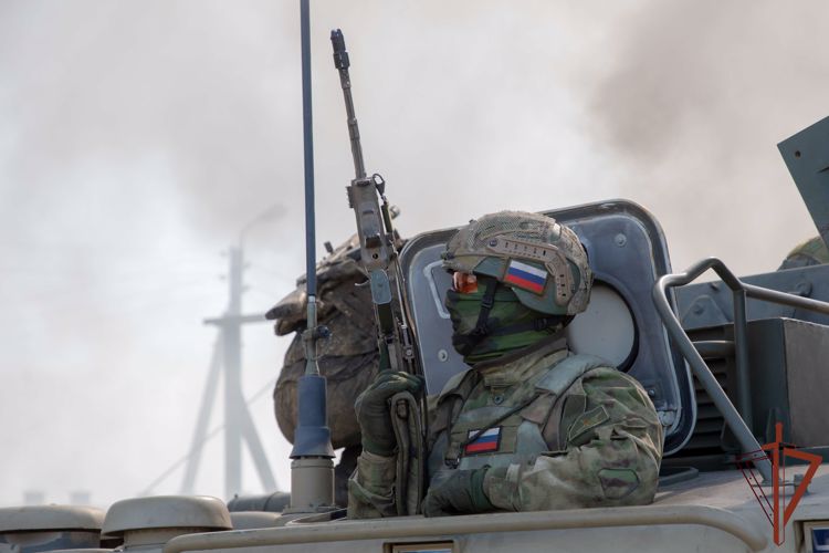Росгвардейцы эвакуировали мирных жителей из-под обстрела противника в ДНР