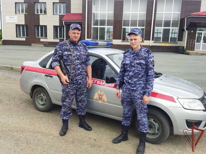 Сотрудники Росгвардии в Зауралье оказали помощь мужчине, внезапно потерявшему сознание в госучреждении
