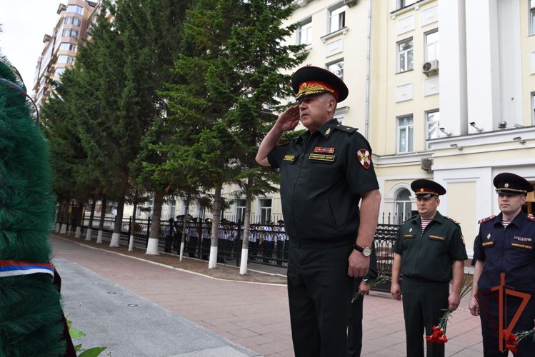 В День памяти и скорби военнослужащие и сотрудники Росгвардии возложили цветы к мемориалам воинам-сибирякам 