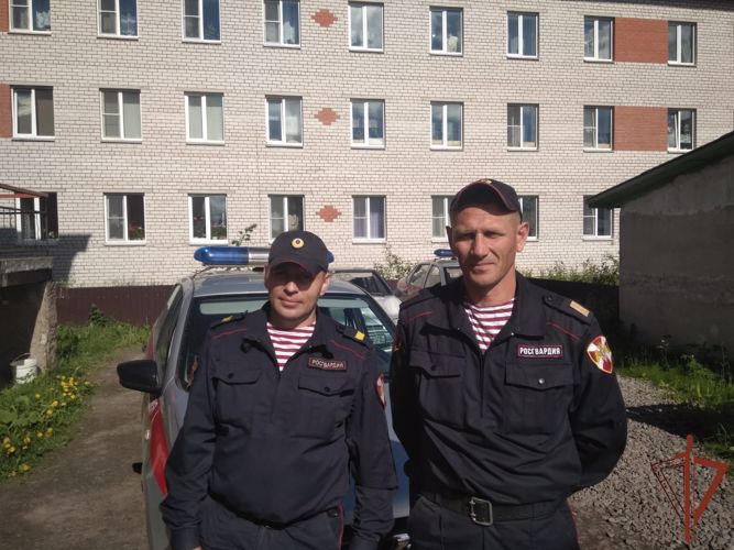 Первую медицинскую помощь оказали росгвардейцы упавшему без сознания на улице жителю Вологодской области