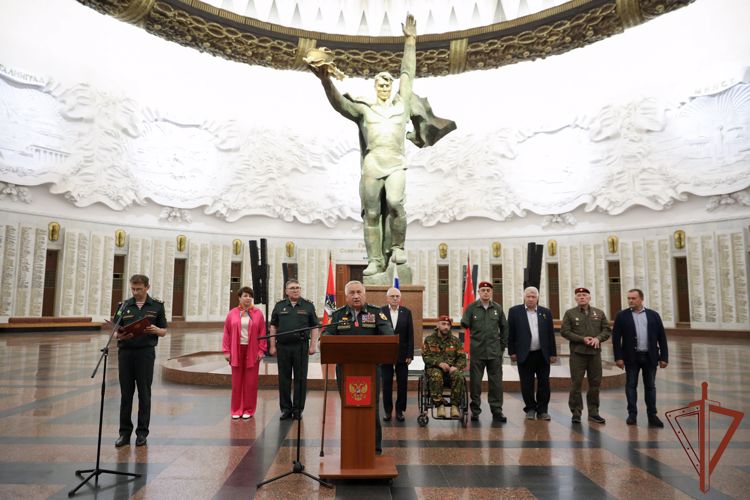 100 детей военнослужащих и сотрудников Росгвардии отправились на военно-патриотические сборы в Московской области