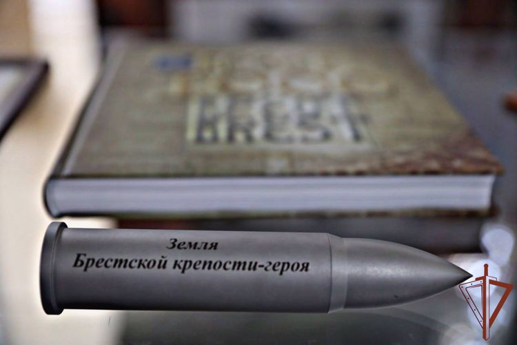 В церемонии передачи капсулы с землей Брестской крепости приняли участие росгвардейцы в Грозном