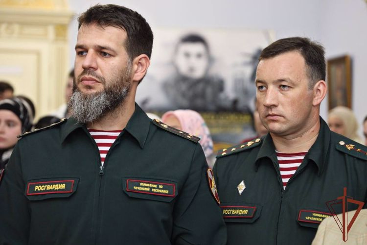 В церемонии передачи капсулы с землей Брестской крепости приняли участие росгвардейцы в Грозном
