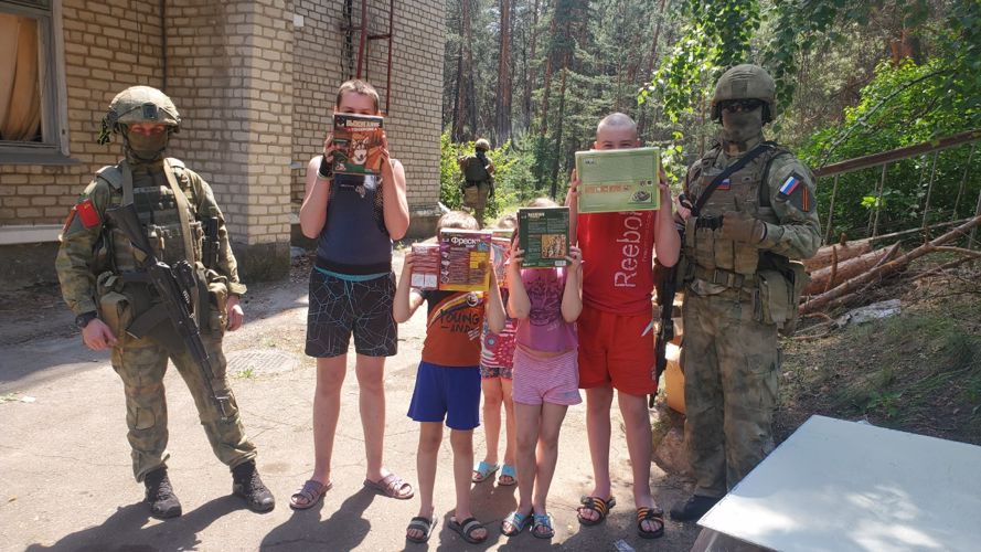 Дети в Донецкой Народной Республике получили игрушки от росгвардейцев