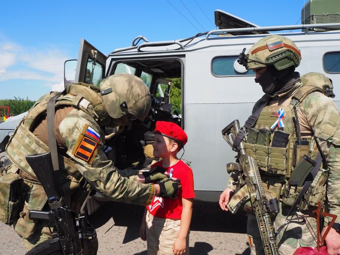 Росгвардейцы поздравили белгородского мальчика Алёшу с Днём России