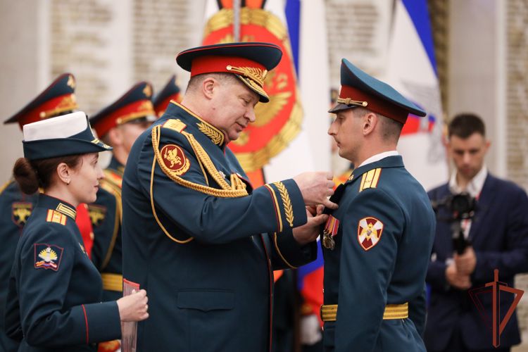 Генерал-полковник Игорь Ильяш вручил офицерам Росгвардии дипломы об окончании Военного университета 