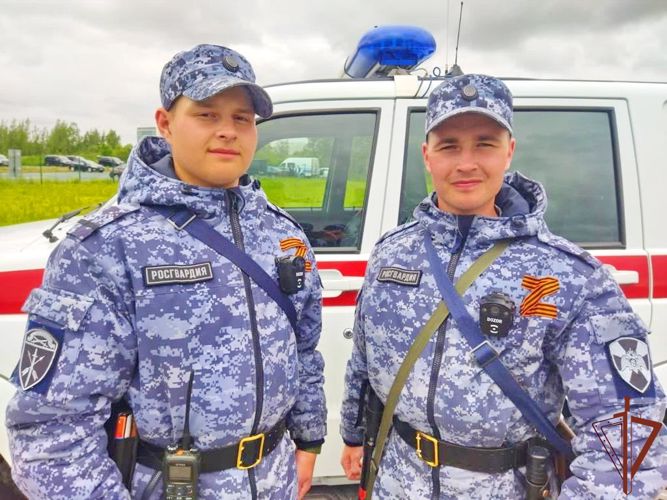 Росгвардейцы оказали помощь водителю съехавшей в кювет машины в Санкт-Петербурге