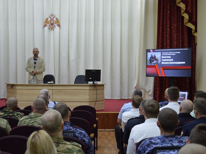 Управление Росгвардии по Алтайскому краю посетил известный российский писатель 