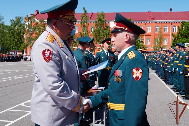 В Санкт-Петербурге вручили дипломы офицерам Росгвардии — выпускникам Военной академии материально-технического обеспечения Минобороны Российской Федерации