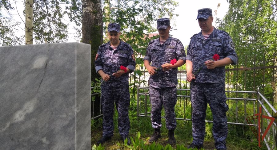Места захоронения участников Великой Отечественной войны облагородили росгвардейцы в Тюменской области (видео)