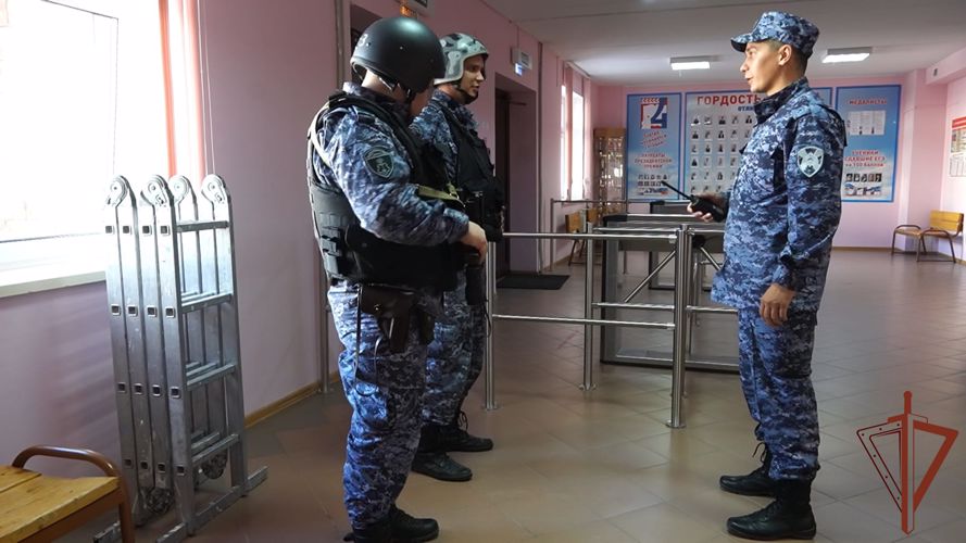 Росгвардейцы проверили безопасность образовательных учреждений перед началом учебного года