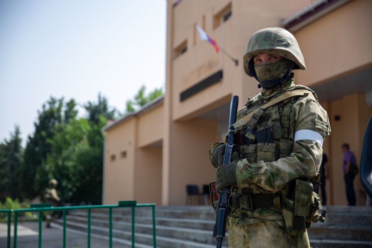 Росгвардейцы обеспечили безопасность выдачи российских паспортов в Херсонской области (видео)