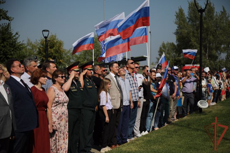В Приволжье росгвардейцы приняли участие в торжественных мероприятиях ко Дню Государственного флага России