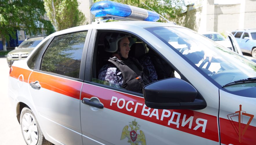 Патруль Росгвардии оказал медпомощь пожилой жительнице Саратова