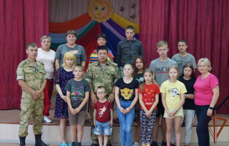 Подшефных ребятишек из Житниковского детдома накануне Дня знаний навестили представители Росгвардии