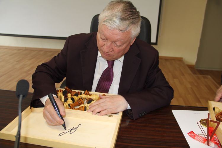 Гроссмейстер Анатолий Карпов поблагодарил росгвардейцев за развитие шахмат в Тюмени