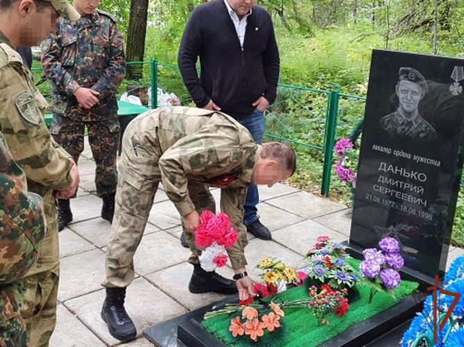 Военнослужащие Росгвардии в Северске почтили память героически погибшего товарища