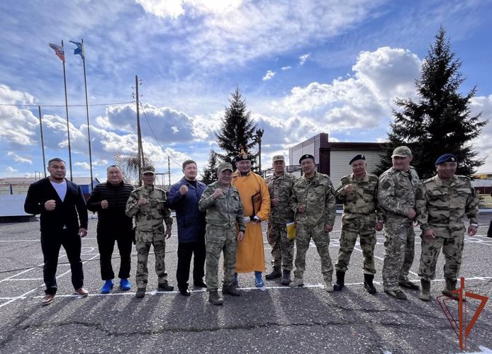 Титулованные борцы Тувы поддержали росгвардейцев - участников специальной военной операции
