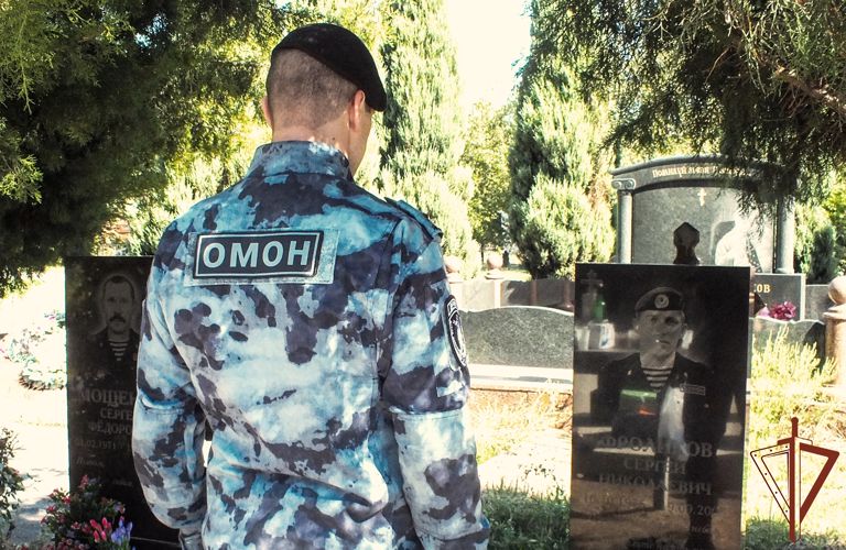 Бойцы новочеркасского ОМОН Росгвардии почтили память погибших коллег 