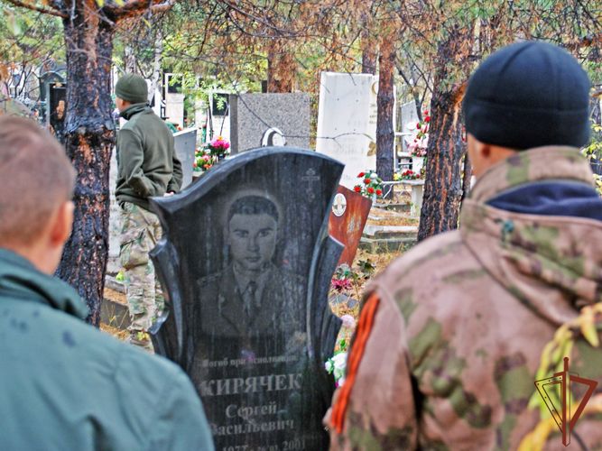 Память офицеров СОБР почтили росгвардейцы в Хакасии