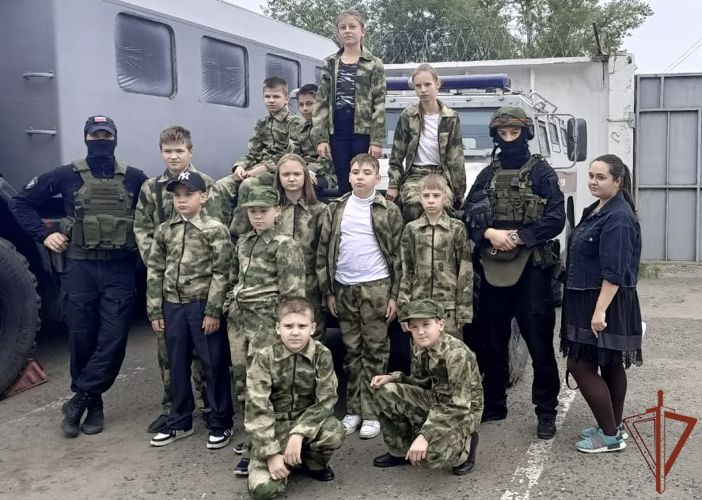 В Сибири военнослужащие и сотрудники Росгвардии проводят для детей уроки мужества 